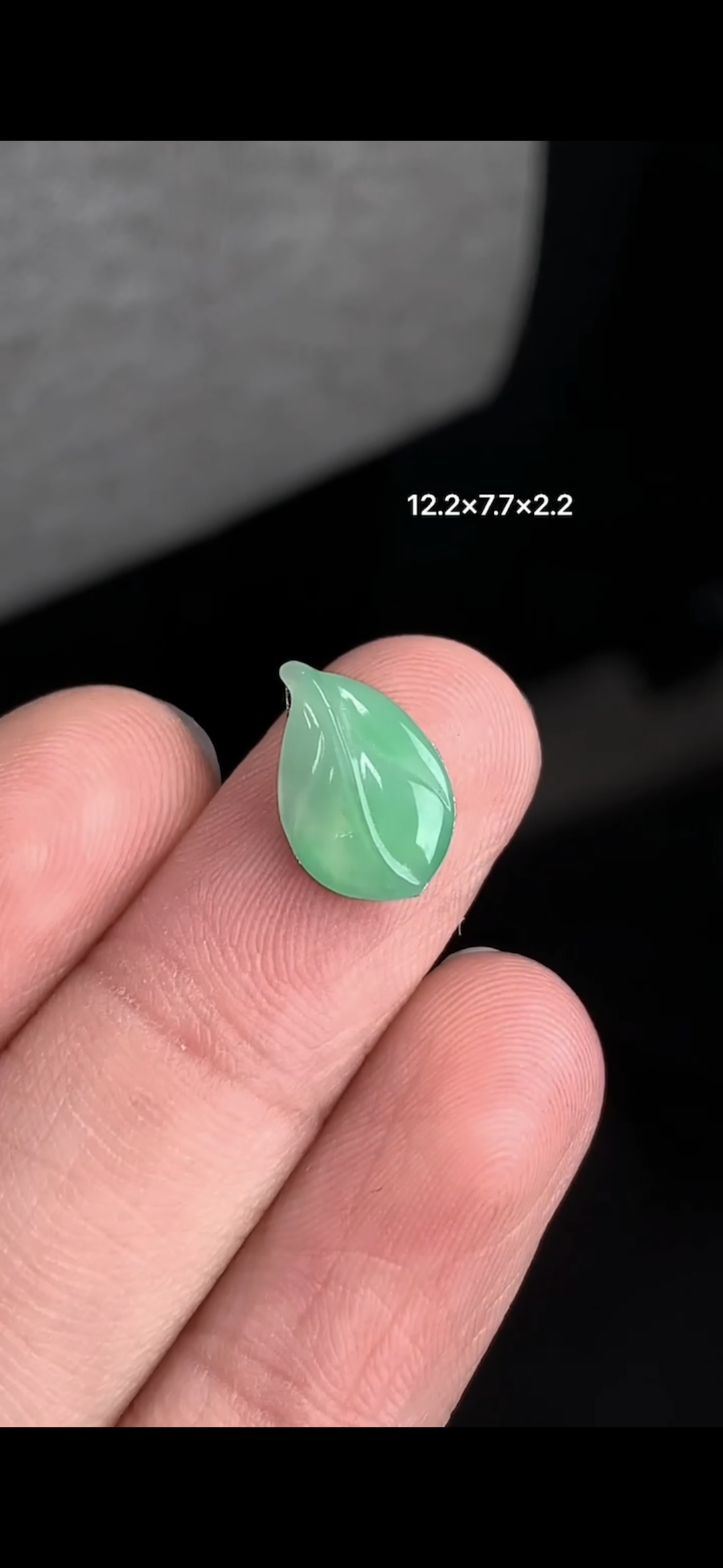 Charm lá xanh táo